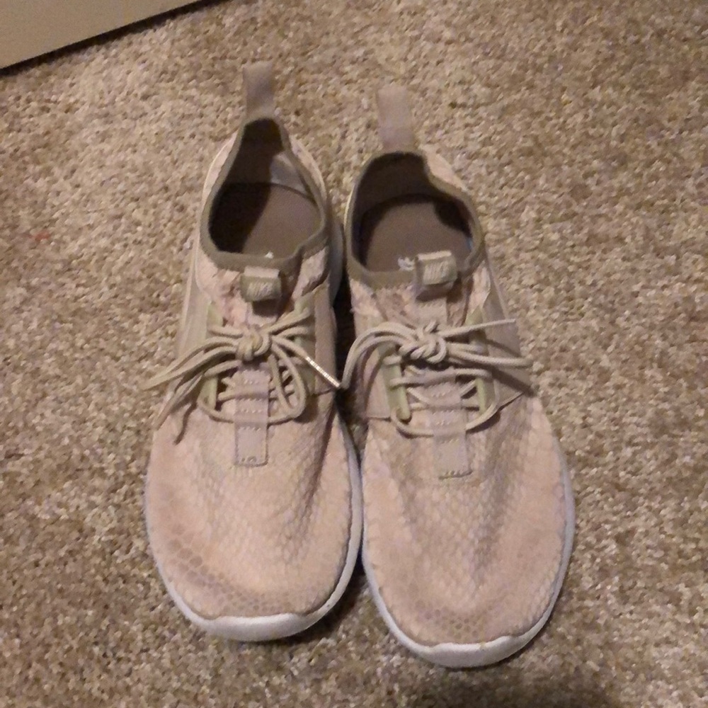 NIKE tennis shoes